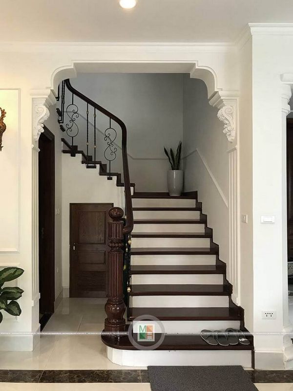 Thi công cầu thang gỗ óc chó cao cấp tại biệt thự Ecopark Hưng Yên